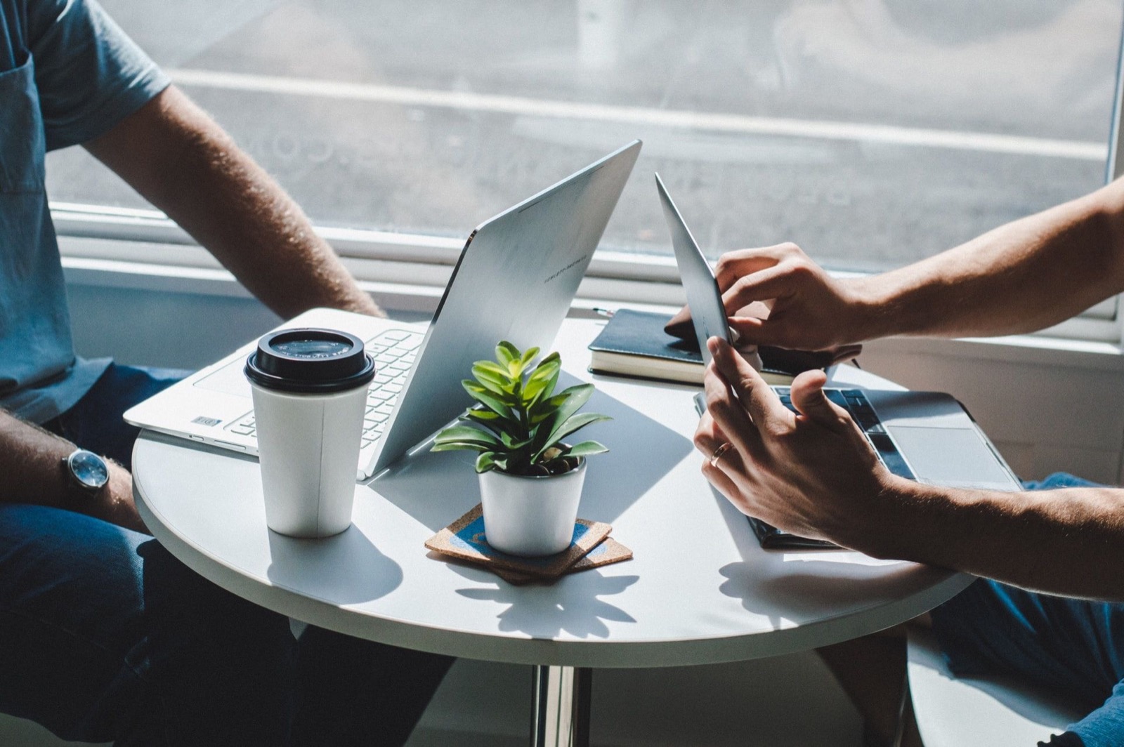 Besprechung mit Laptops und Kaffee am Tisch